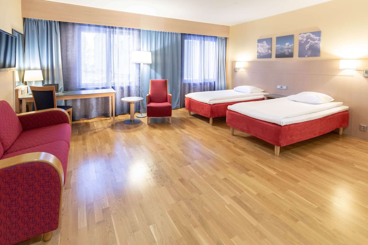 Family Room | Hypo-allergenic bedding, desk, blackout drapes, free cribs/infant beds