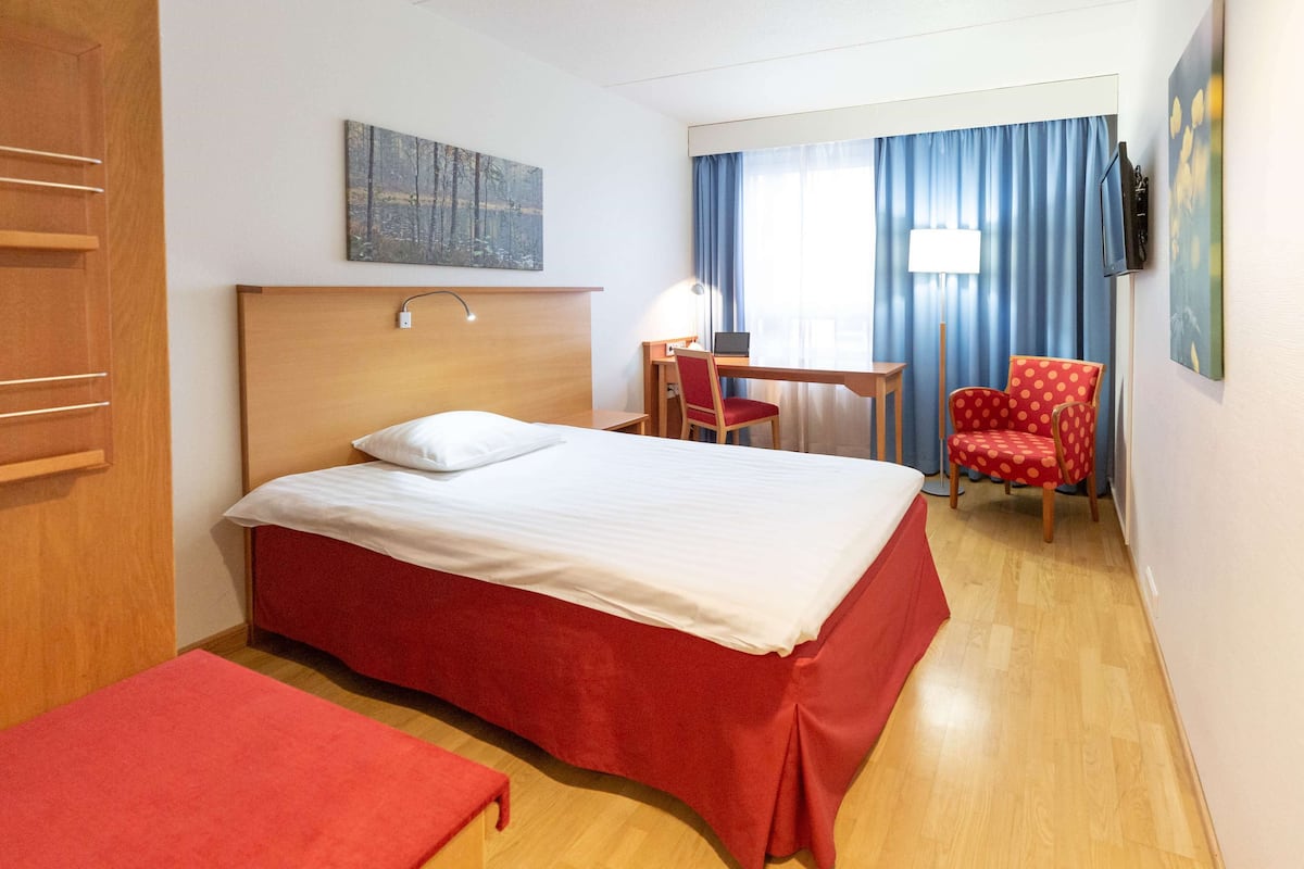 Single Room | Hypo-allergenic bedding, desk, blackout drapes, free cribs/infant beds