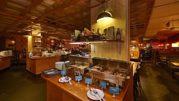 Päivittäinen buffetaamiainen (21 EUR per henkilö)