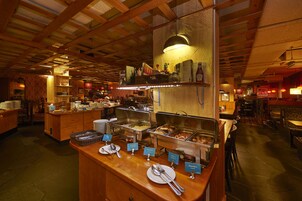 Café da manhã com buffet todos os dias mediante uma taxa