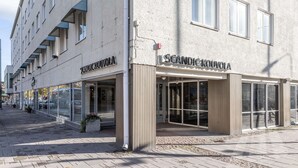 Un edificio con escaparate identificado con 