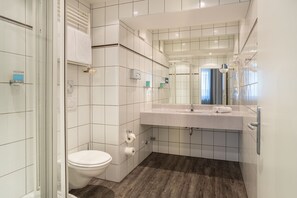 Habitación doble Confort | Baño | Regadera, secadora de cabello, toallas, jabón 