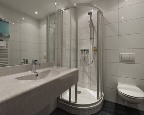 Shower, hair dryer, towels, soap - Ferrotel Duisburg (Duisburg)