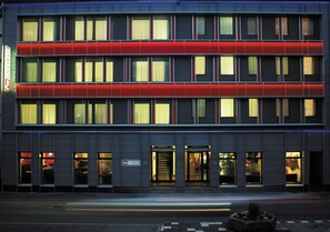 Fassade der Unterkunft – Abend/Nacht