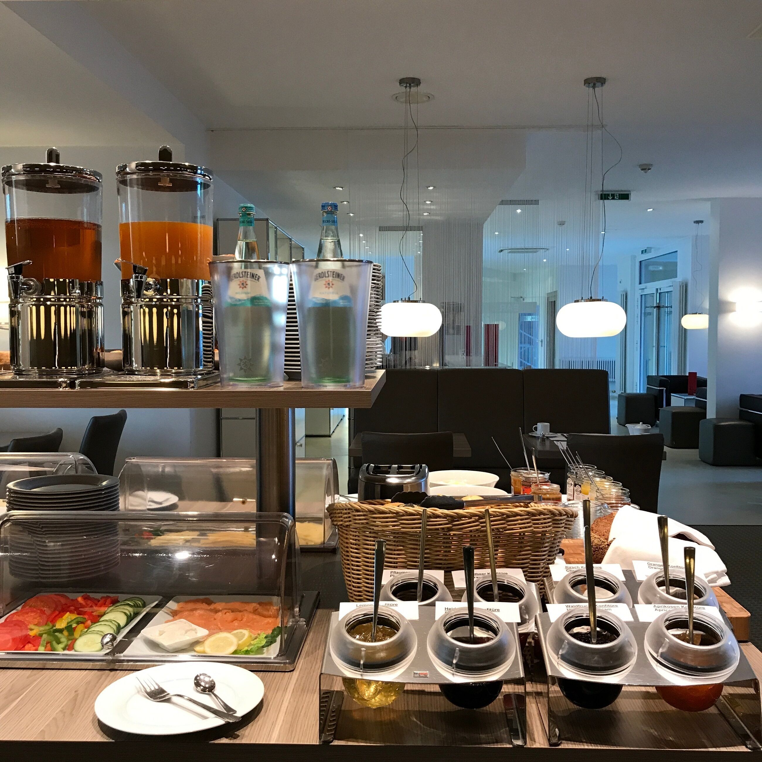 Tägliches Frühstücksbuffet (22 EUR pro Person)