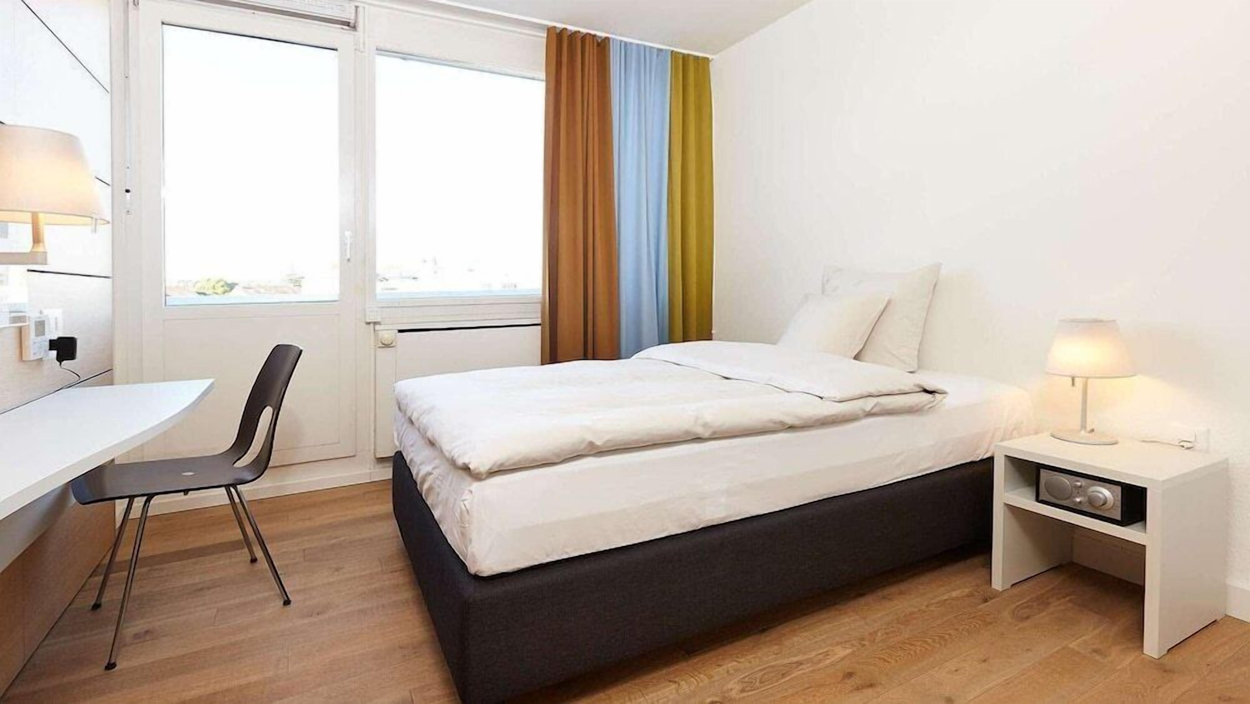 Hochwertige Bettwaren, Zimmersafe, Schreibtisch, Bügeleisen/Bügelbrett