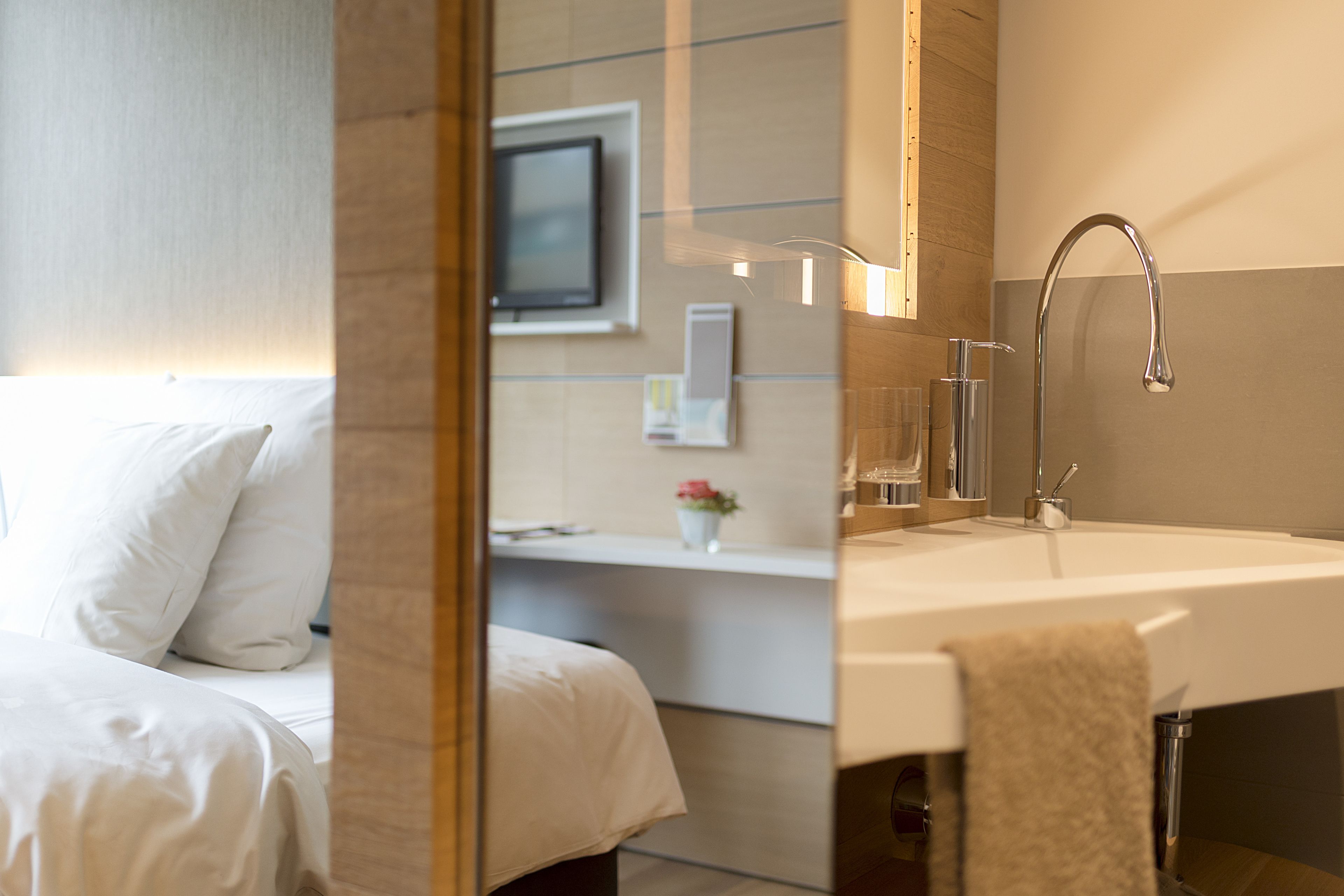 高級寝具、セーフティボックス (室内)、デスク、アイロン / アイロン台