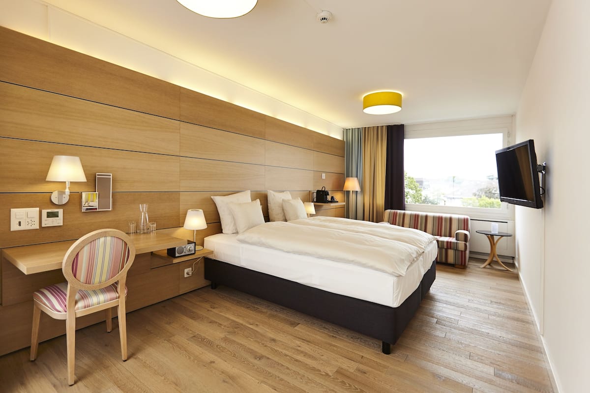 Premium bedding, in-room safe, desk, iron/ironing board