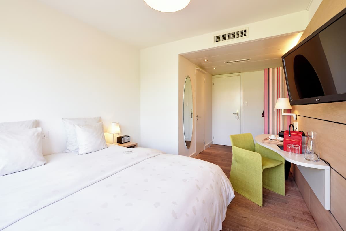 Premium bedding, in-room safe, desk, iron/ironing board