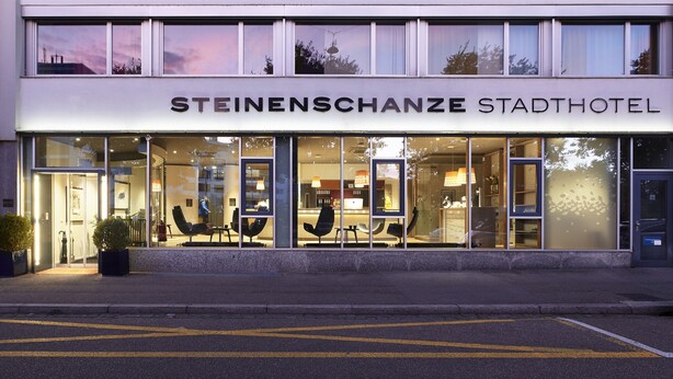 Steinschanze Stadthotells fasad kännetecknas av stora glasfönster, en modern design och en tydligt markerad entré.