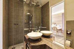 Standard Charming Room (160 cm bed) | ห้องน้ำ | ไดร์เป่าผม, เสื้อคลุมอาบน้ำ, ผ้าเช็ดตัว, ยาสระผม