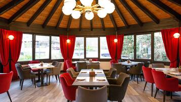 Daily buffet breakfast (EUR 19.9 per person)