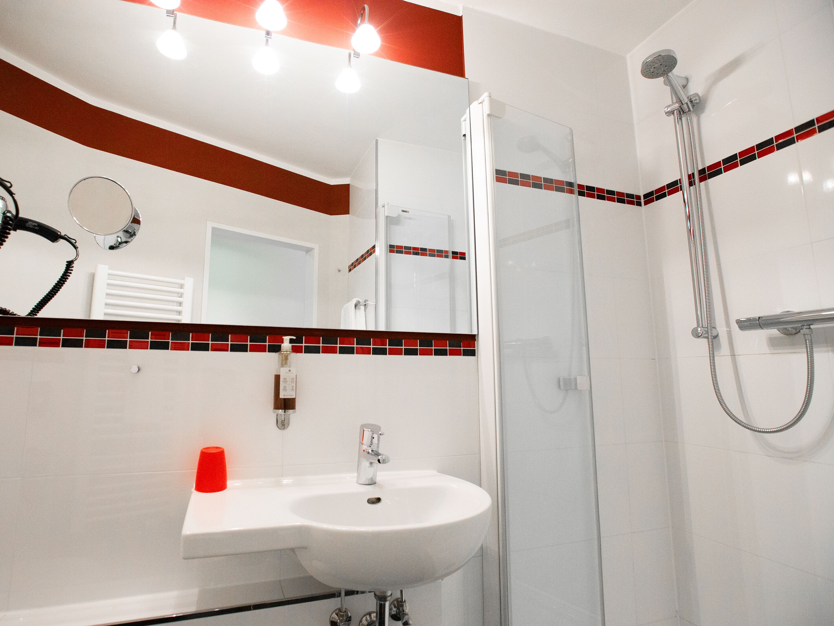standard single room | bathroom | shower, hair dryer, towels