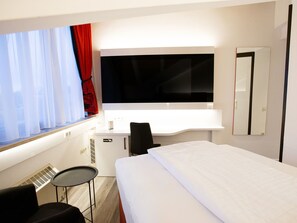 Standard Single Room | Minibar, in-room safe, desk, soundproofing - DORMERO Hotel Düsseldorf (Düsseldorf)