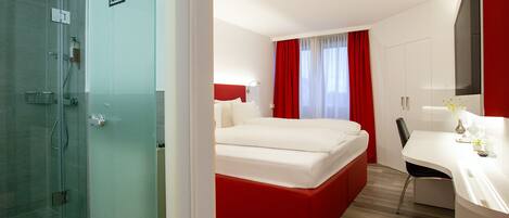 Standard Room | Minibar, in-room safe, desk, soundproofing