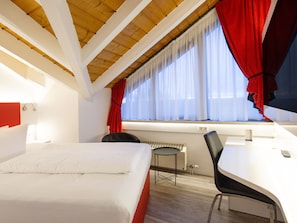 Standard Single Room | Minibar, in-room safe, desk, soundproofing