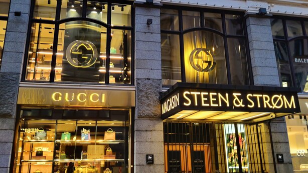 Een gebouw met etalages van GUCCI en STEEN & STROM.