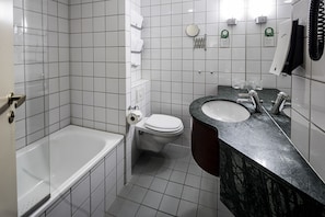 Bañera, artículos de higiene personal ecológicos y secador de pelo
