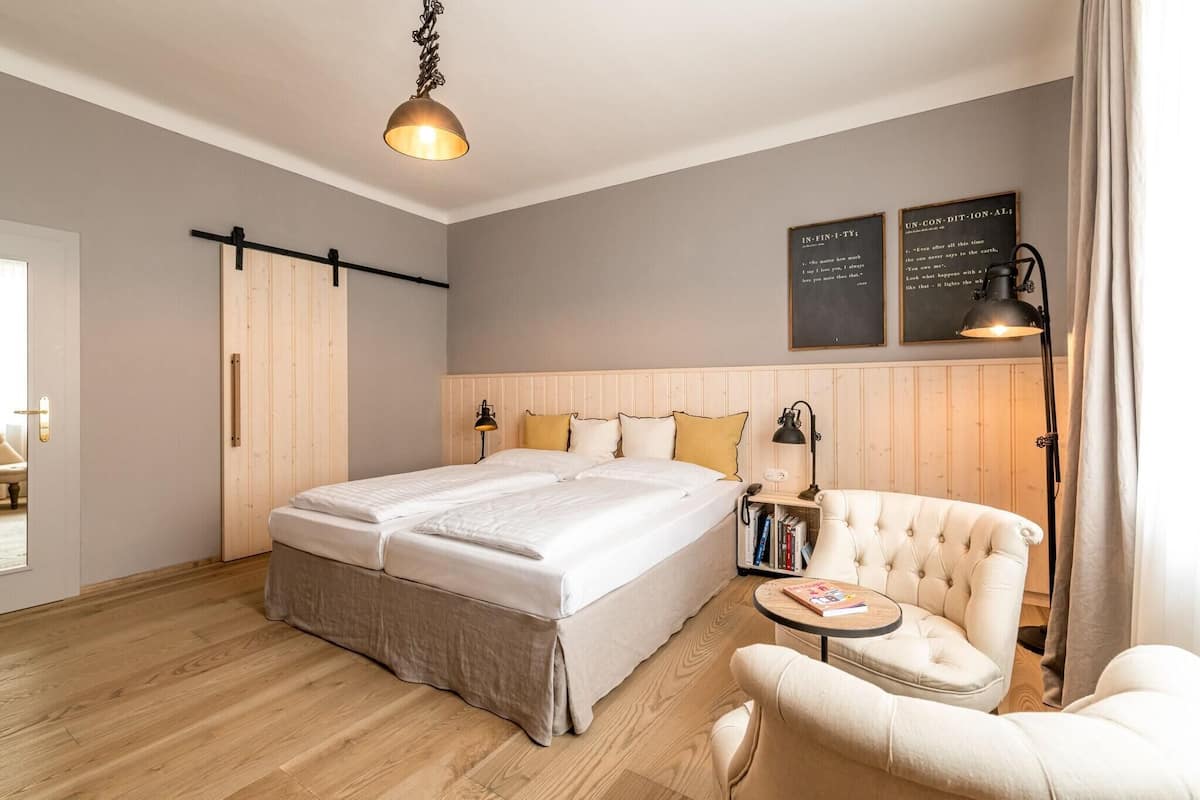 Ropa de cama hipoalergénica y caja de seguridad en la habitación