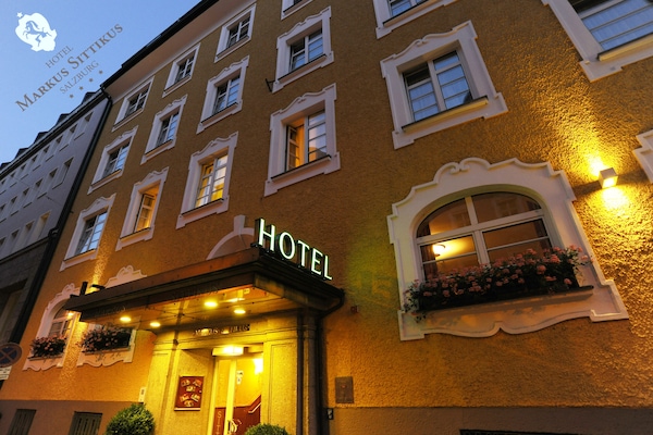 Fassade der Unterkunft – Abend/Nacht