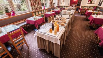 Desayuno buffet (EUR 25 por persona)