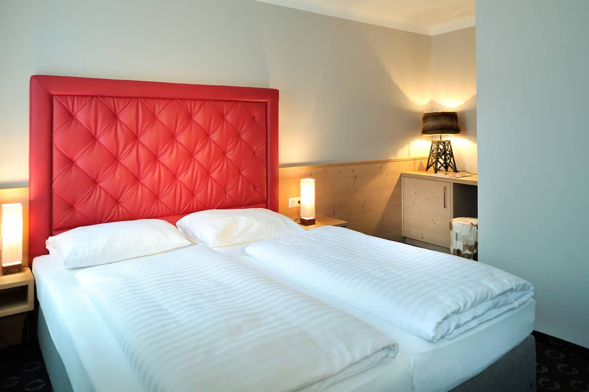 Standard Double Room, 1 Queen Bed, Non Smoking | Hypo-allergenic bedding, in-room safe, individually decorated