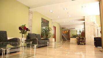 Área de estar no saguão