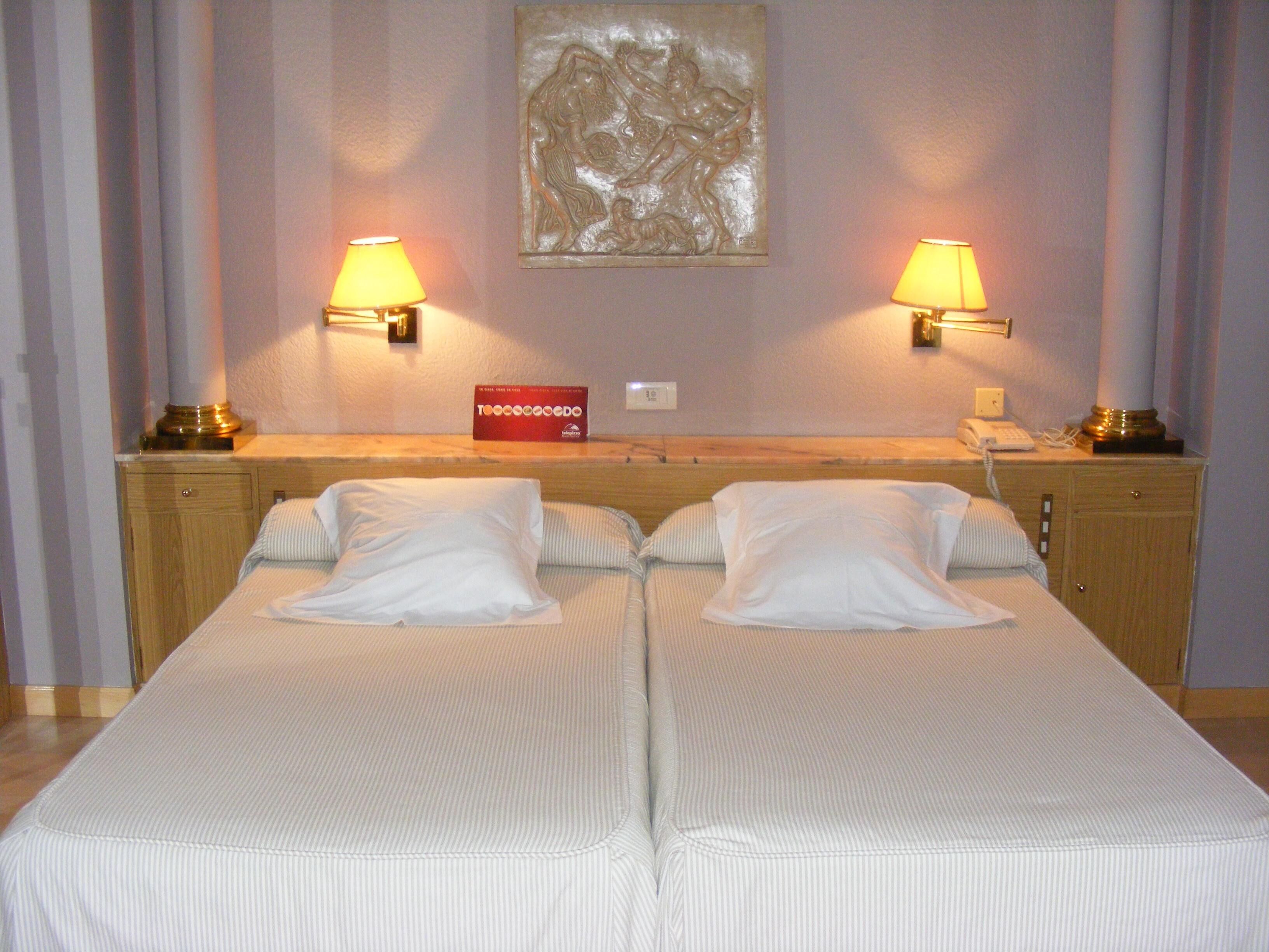 Desk, soundproofing, free WiFi, bed sheets