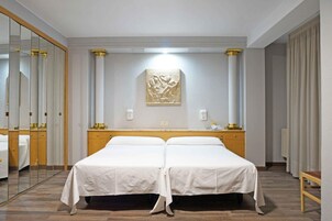 Escritorio, sistema de insonorización, wifi gratis y ropa de cama 