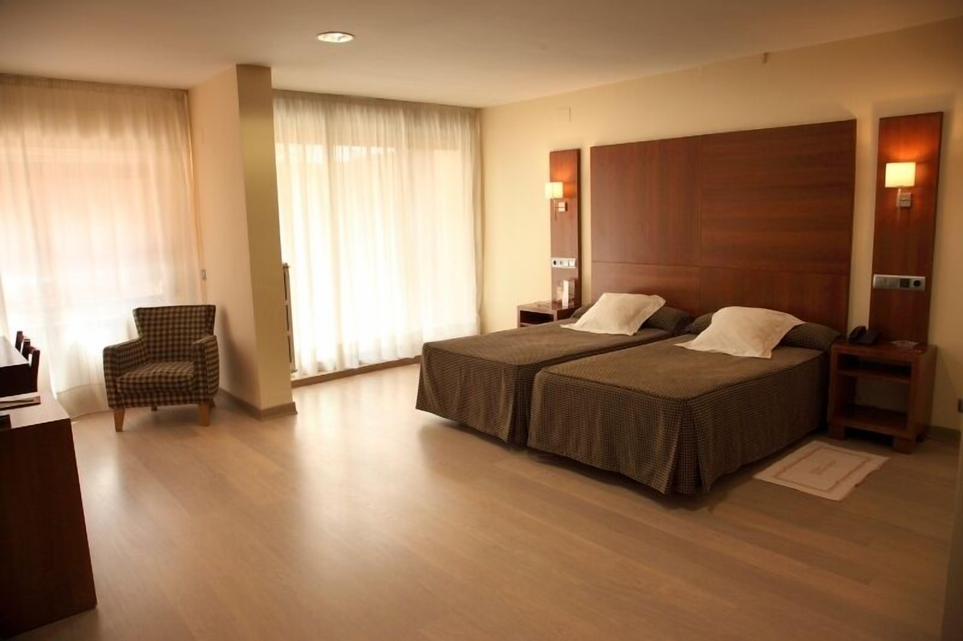 Desk, soundproofing, free WiFi, bed sheets
