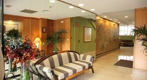 Lobby lounge
