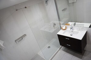 Combined shower/tub, free toiletries, hair dryer, towels