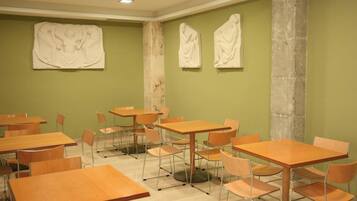 Café da manhã com buffet todos os dias (EUR 11 por pessoa)