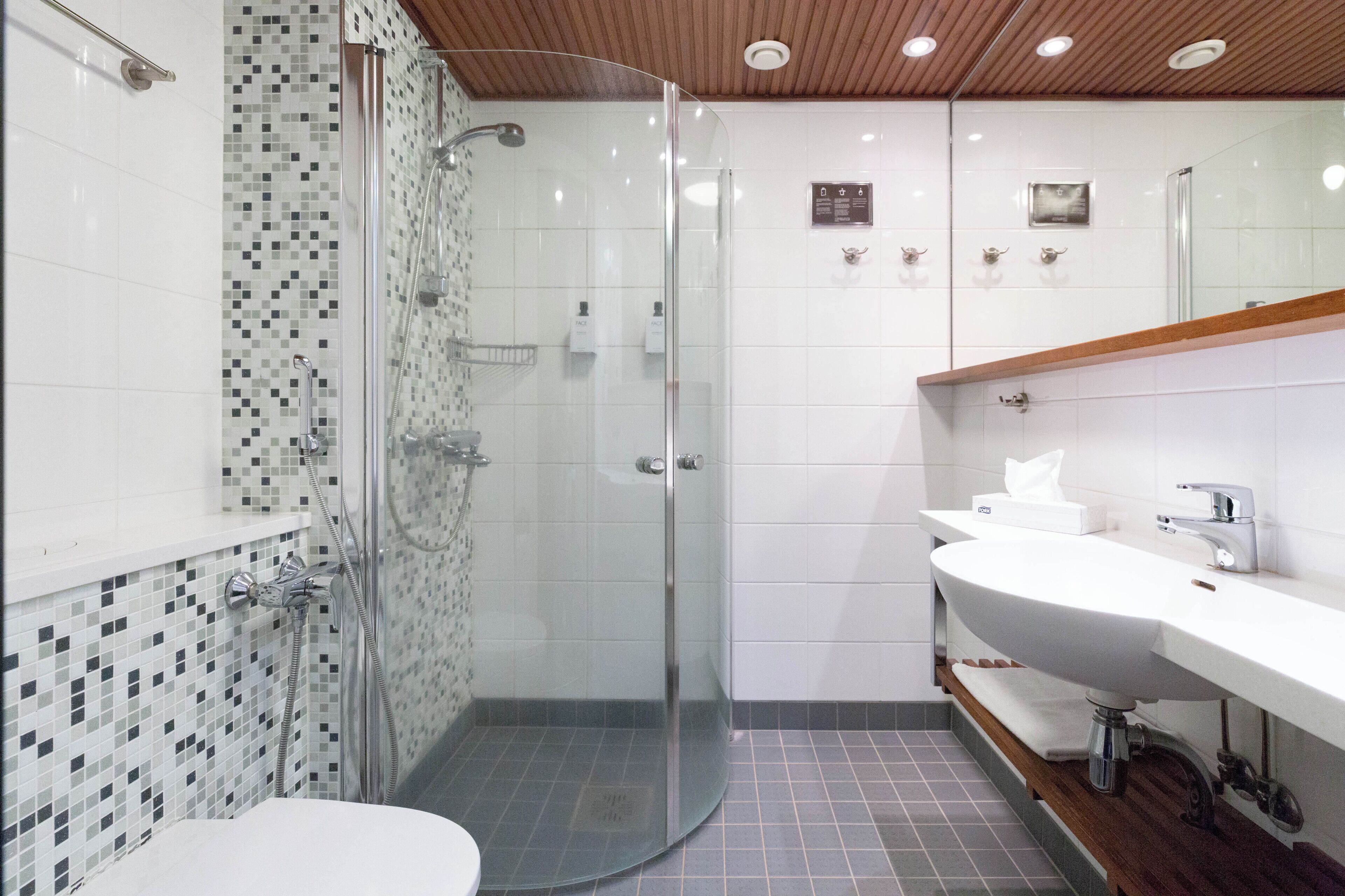 Standard-Zweibettzimmer (Spa Building) | Badezimmer | Haartrockner, Handtücher, Seife, Shampoo