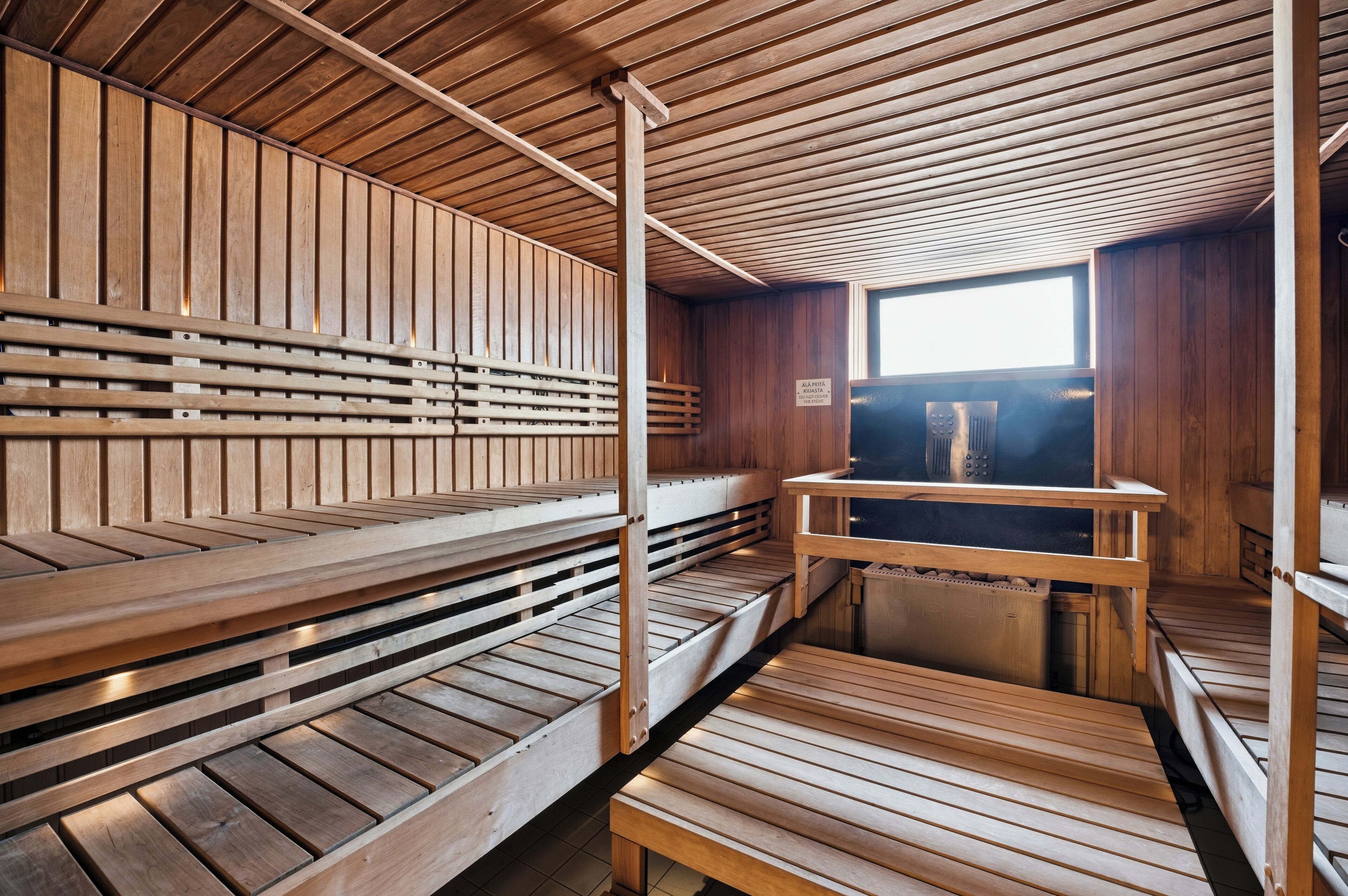 Un sauna avec des bancs en bois et un hammam.
