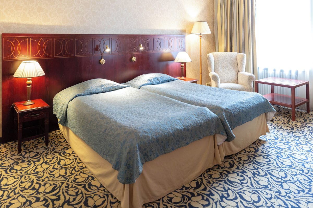 Escritorio, cortinas blackout, wifi gratis y ropa de cama