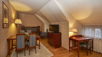 Superior tvÄbÀddsrum (Large, Linna Building) | Vardagsrum | Tv och betalfilmer