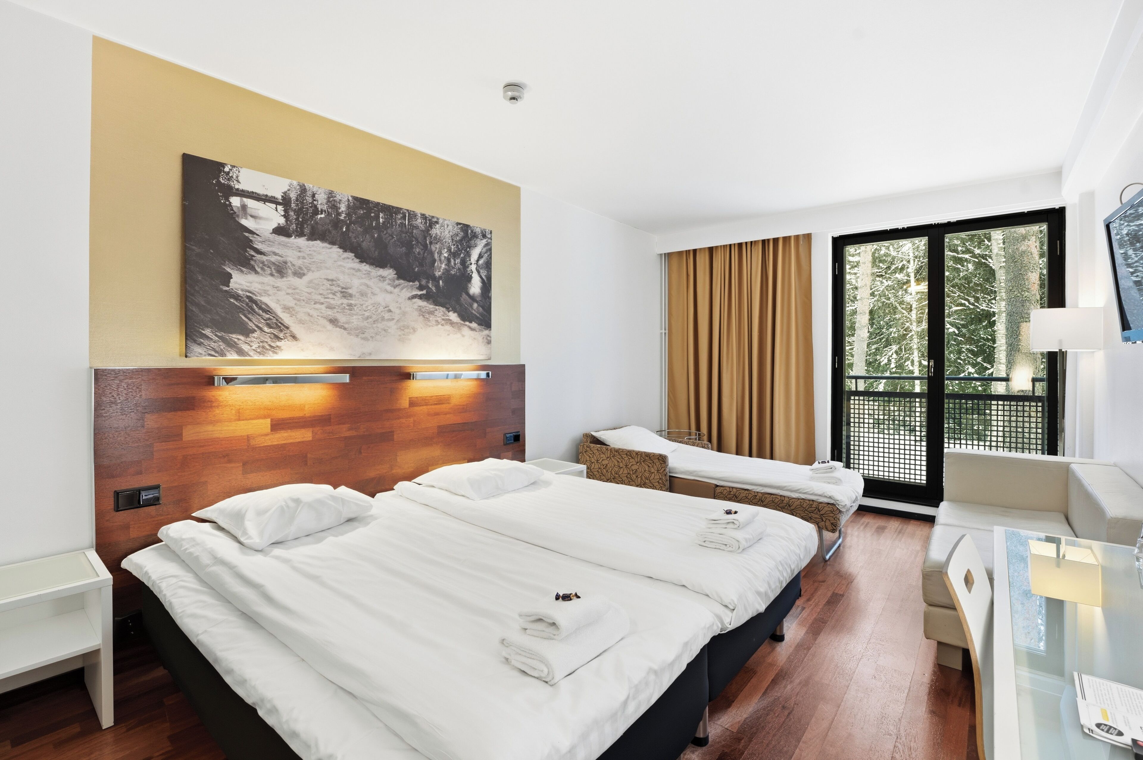 Standard-Dreibettzimmer (Spa Building) | Schreibtisch, laptopgeeigneter Arbeitsplatz, Verdunkelungsvorhänge