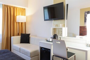 Tomannsrom – standard (Spa Building) | Skrivebord, skrivebord for bærbar PC og blendingsgardiner