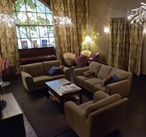 Área de estar no saguão