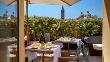 Free daily buffet breakfast