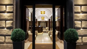 Pintu masuk properti