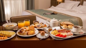 Makan di kamar
