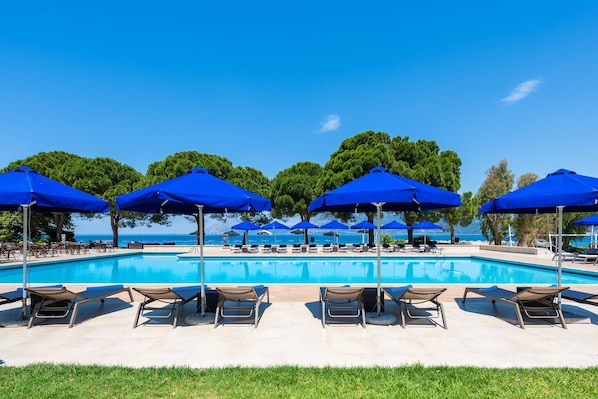 2 piscines extérieures, parasols de plage, chaises longues