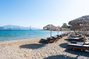 Am Strand, schwarzer Sandstrand, Strandbar