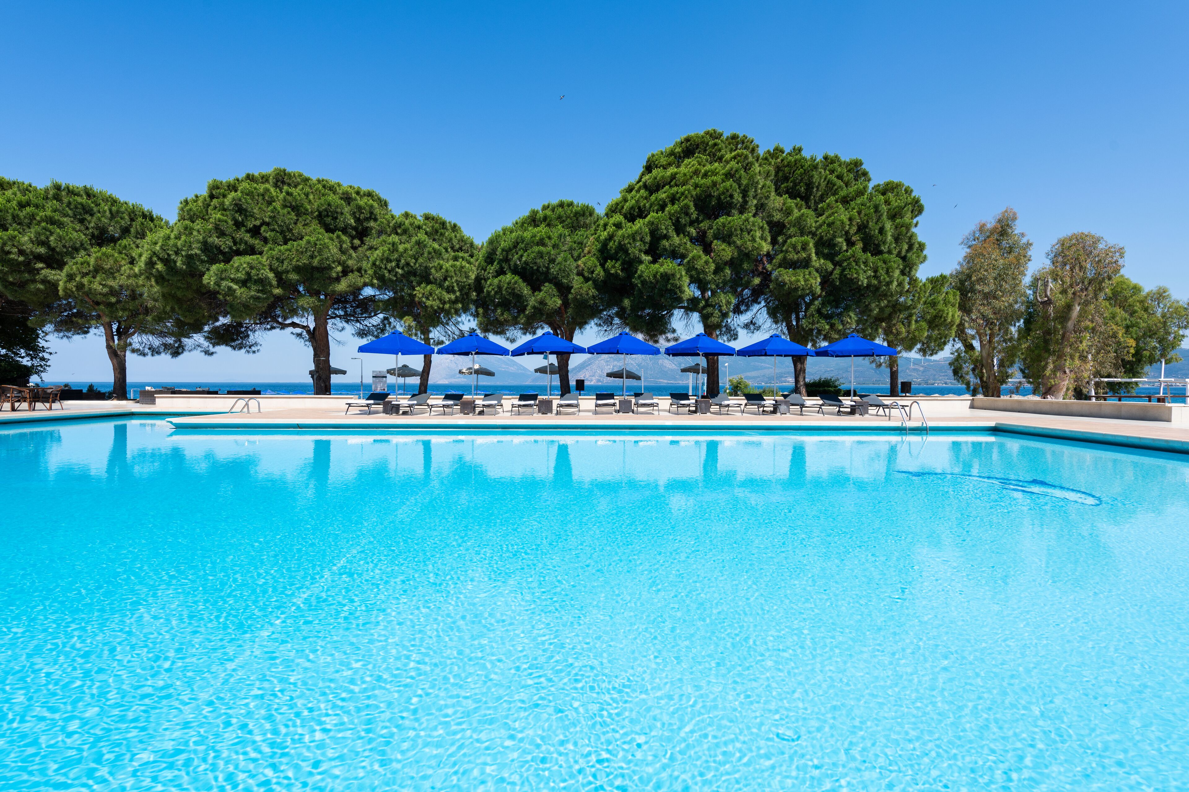 Piscine extérieure (ouverte en saison), parasols de plage
