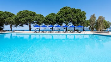Piscine extérieure (ouverte en saison), parasols de plage
