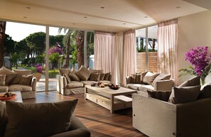 3 Bars/Lounges, 2 Poolbars, Strandbar