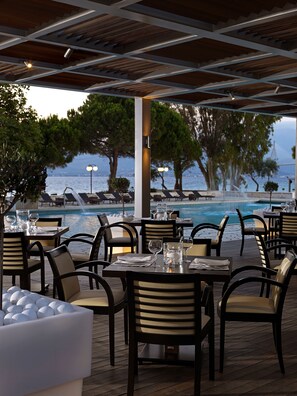 Outdoor dining - Porto Rio Hotel Casino (Patras)
