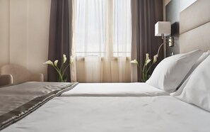 Roupas de cama premium, frigobar, cofres nos quartos, escrivaninha